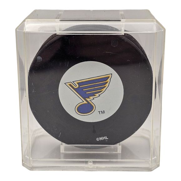 ST. LOUIS BLUES NHL Official‎ Hockey Puck Vegum Slovenia w/ Display Case - Picture 1 of 10